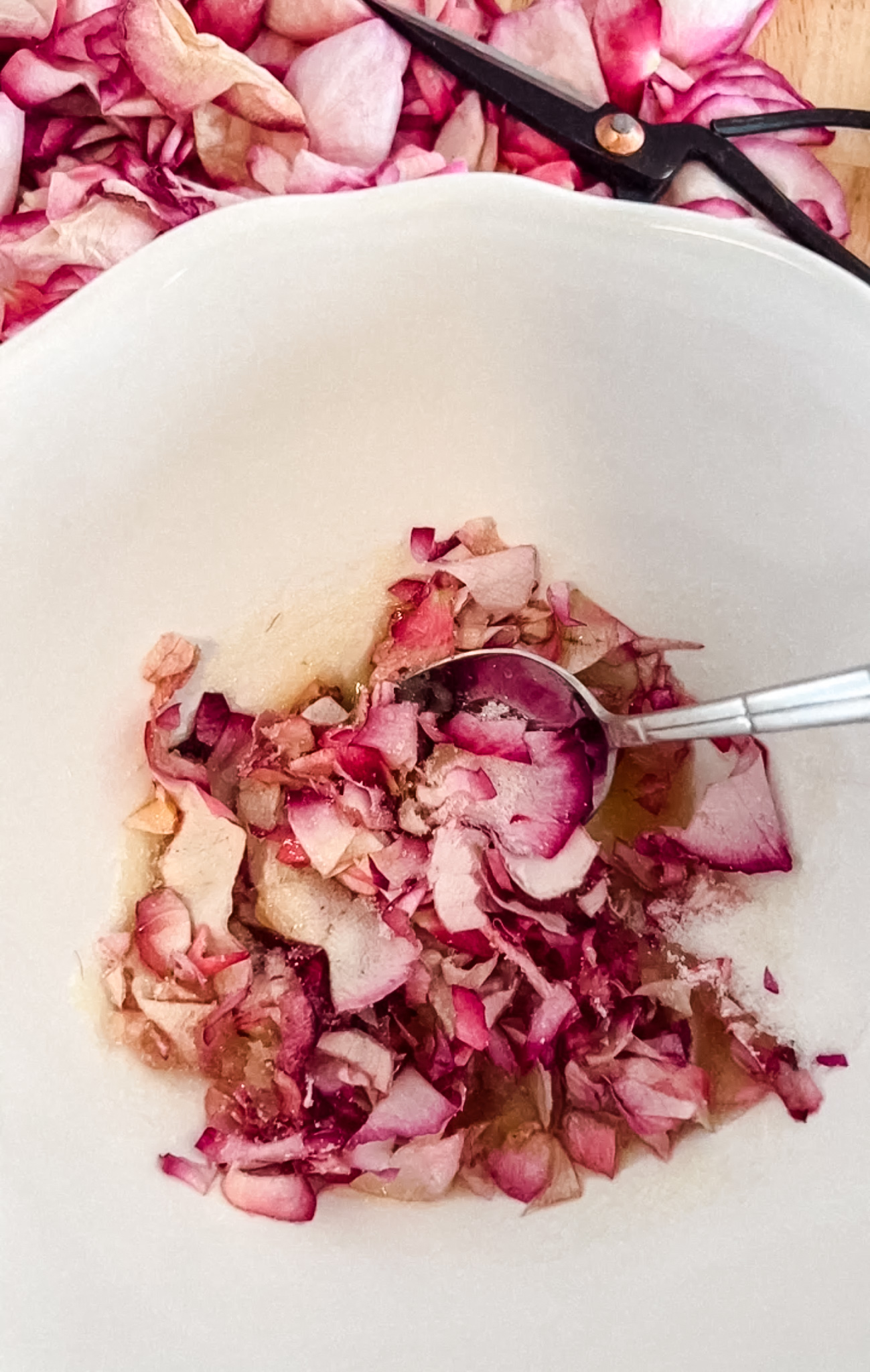 Bartenders' guide to foraging: Rose petals